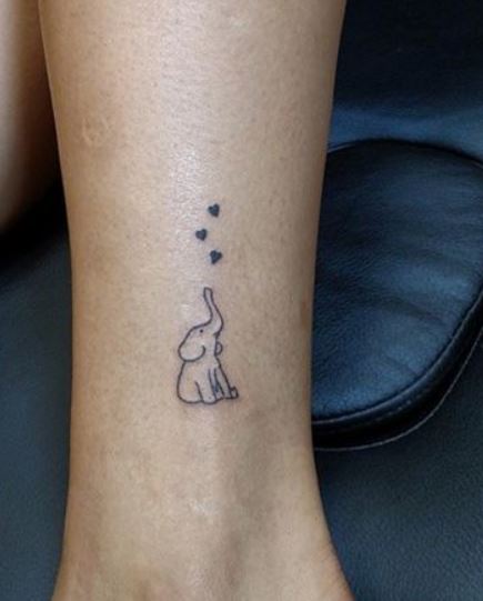 Piccolo tatuaggio elefantino con cuoricini sulla caviglia