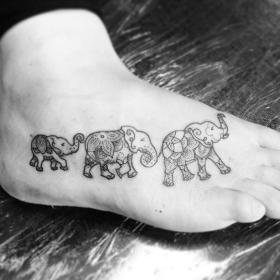 Tatuaggio Famiglia Elefantini sul piede