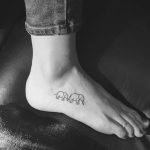 Tatuaggio elefantini sul piede