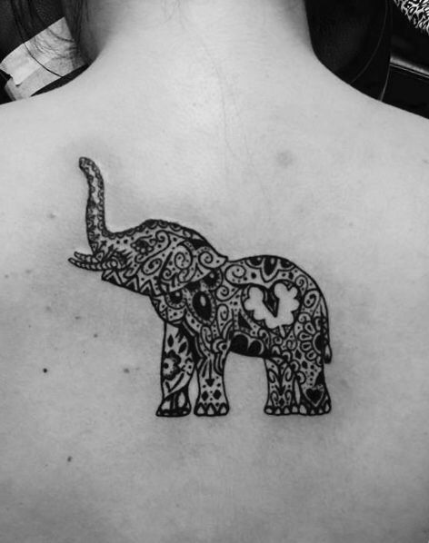 Tatuaggio femminile sulla schiena elefante con proboscide sollevata