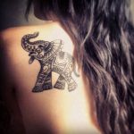 Tatuaggio femminile sulla spalla Elefante