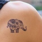 Tatuaggio piccolo elefante sulla spalla