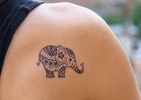 Tatuaggio piccolo elefante sulla spalla