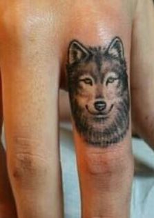 Piccolo tatuaggio lupo sul dito