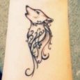 Piccolo tatuaggio stilizzato lupo che ulula