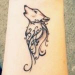Piccolo tatuaggio stilizzato lupo che ulula