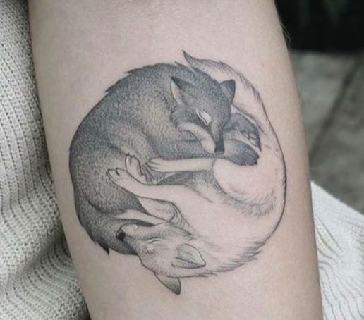 Tatuaggio Lupo Yin e Yang