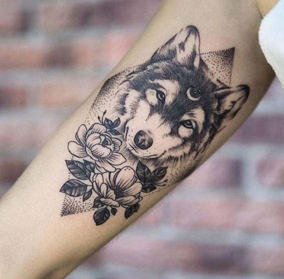 Tatuaggio femminile di un Lupo