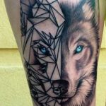 Tatuaggio semi geometrico di un lupo