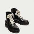 Anfibi con lacci scritti Zara inverno 2017 2018 prezzo 79 95 euro