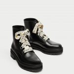 Anfibi con lacci scritti Zara inverno 2017 2018 prezzo 79 95 euro