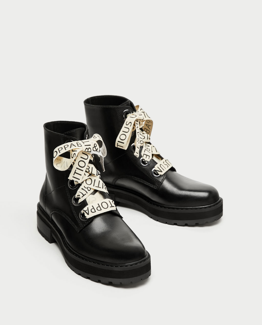 Anfibi con lacci scritti Zara inverno 2017 2018 prezzo 79 95 euro