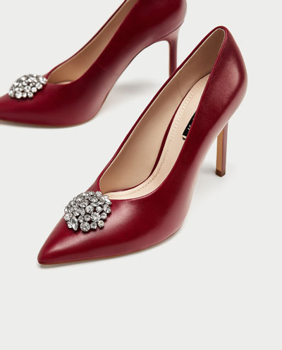 Decollete a punta con gioiello ZARA prezzo 59 95 euro