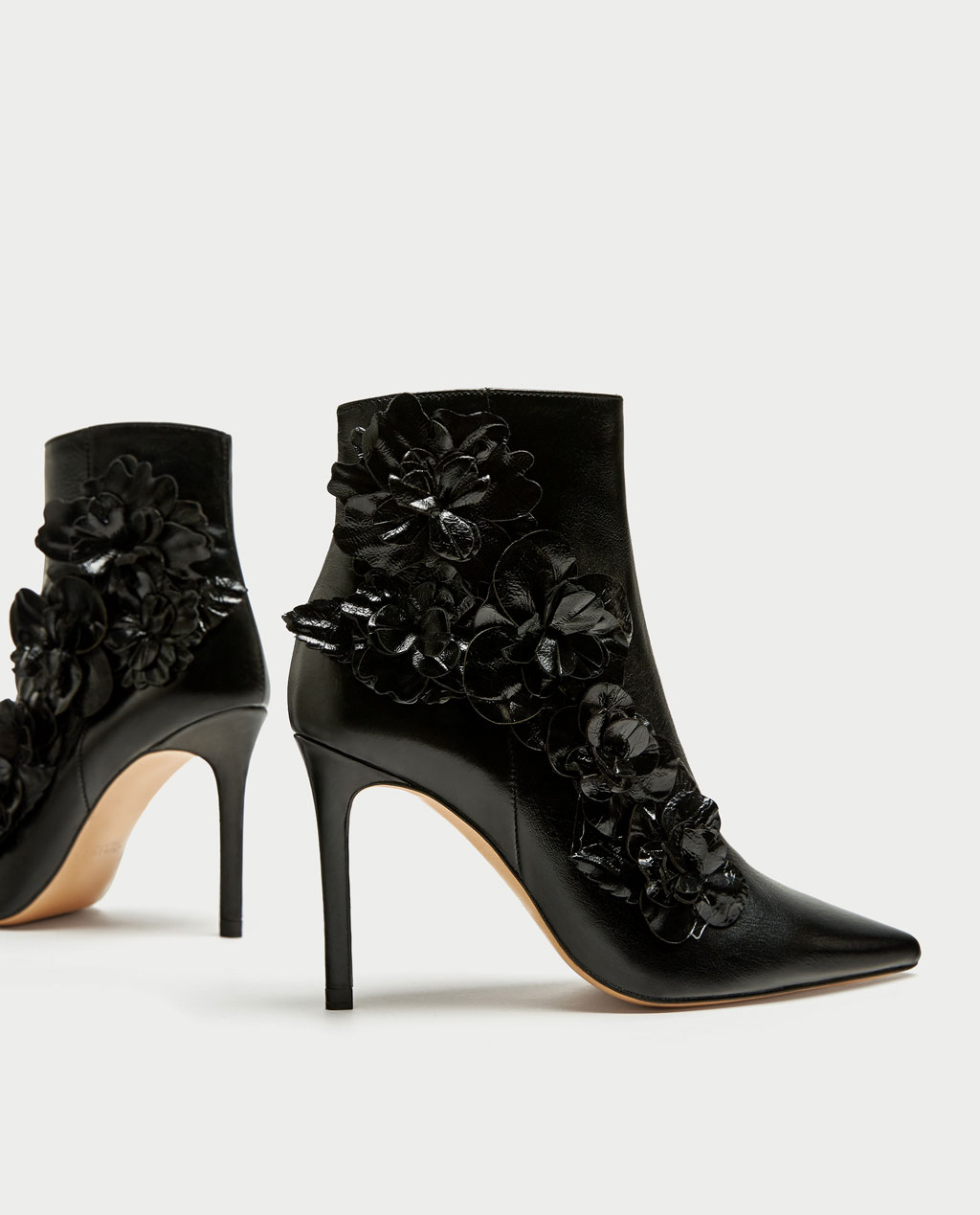 Elegante stivaletto da sera Zara con applicazioni floreali prezzo 89 95 euro