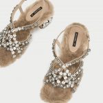 Sandalo in pelliccia con strass Zara prezzo 149 euro