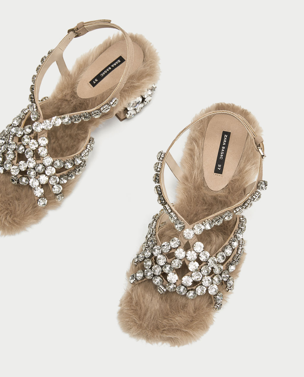Sandalo in pelliccia con strass Zara prezzo 149 euro