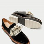 Scarpe derby con lacci scritti Zara prezzo 39 95 euro
