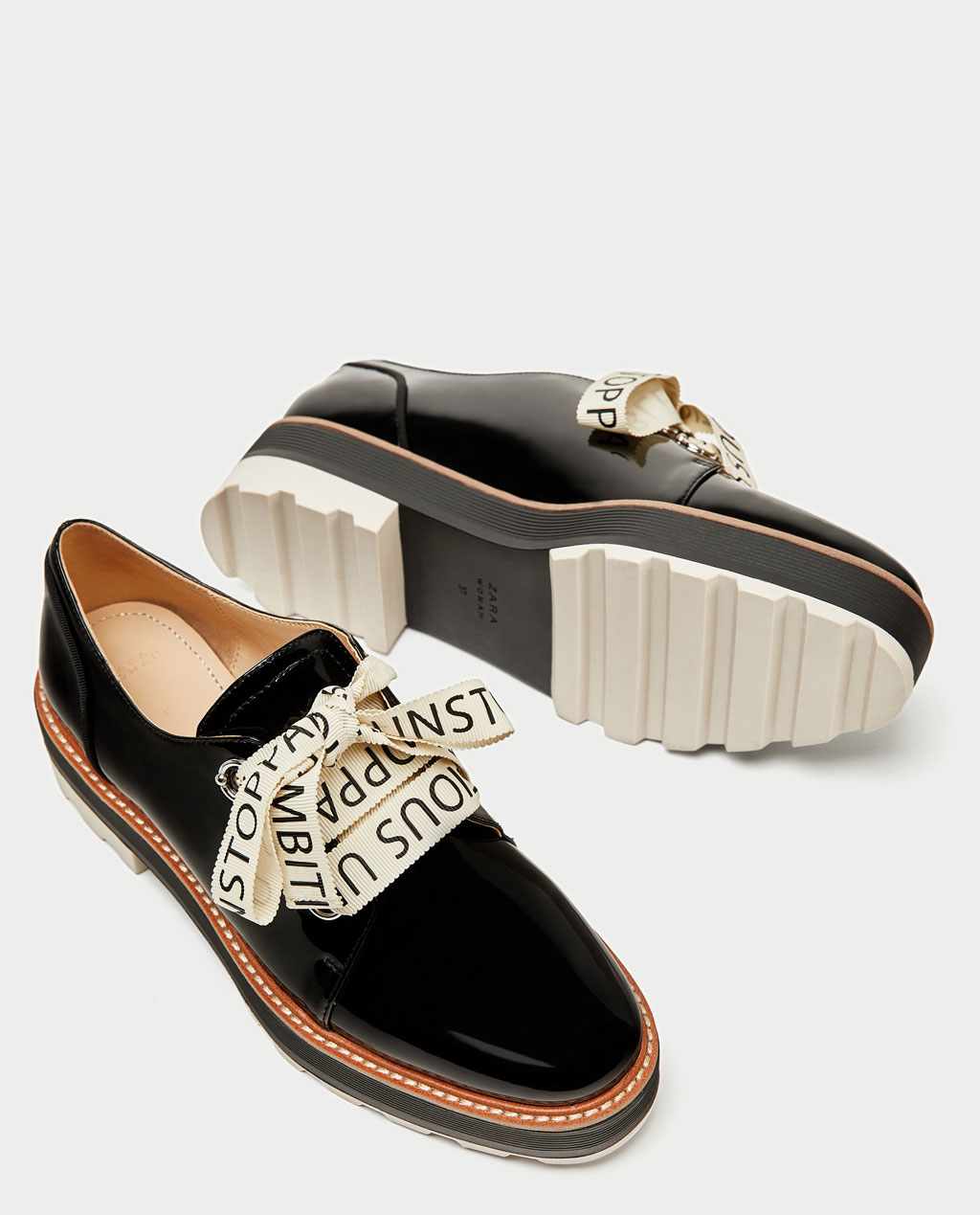 Scarpe derby con lacci scritti Zara prezzo 39 95 euro