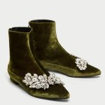 Stivaletti bassi in velluto con dettaglio gioiello Zara prezzo 69 95 euro