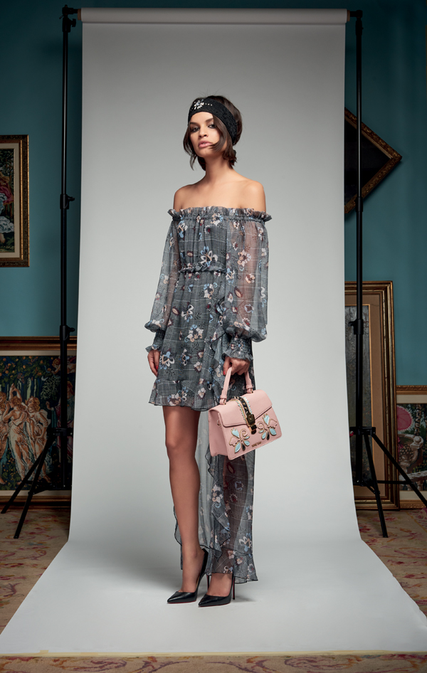 Abito asimmetrico con le spalle scoperte Denny Rose inverno 2018