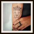 Foto Tatuaggio Femminile Leone con corona