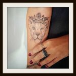 Foto Tatuaggio Femminile Leone con corona