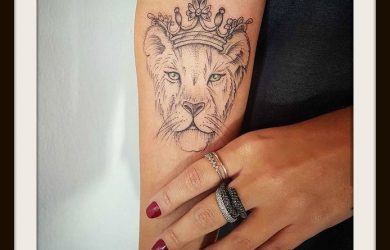Foto Tatuaggio Femminile Leone con corona