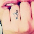 Immagine piccolo tatuaggio sulle dita donna