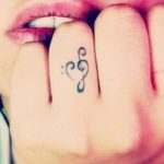Immagine piccolo tatuaggio sulle dita donna