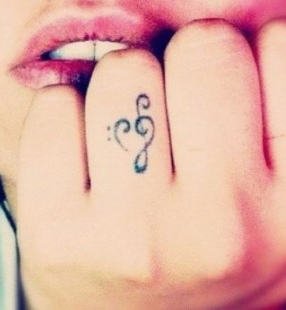 Immagine piccolo tatuaggio sulle dita donna