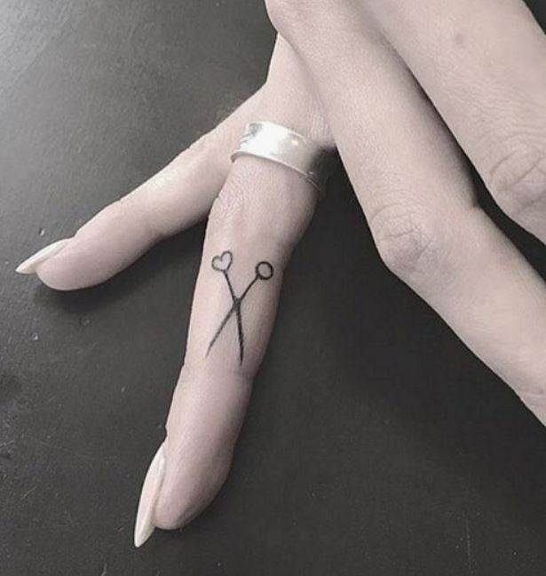 Immagine tatuaggio sulle dita