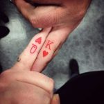 Piccoli tatuaggi di coppia sulle dita della mano