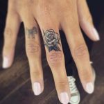 Piccoli tatuaggi sulle dita della mano