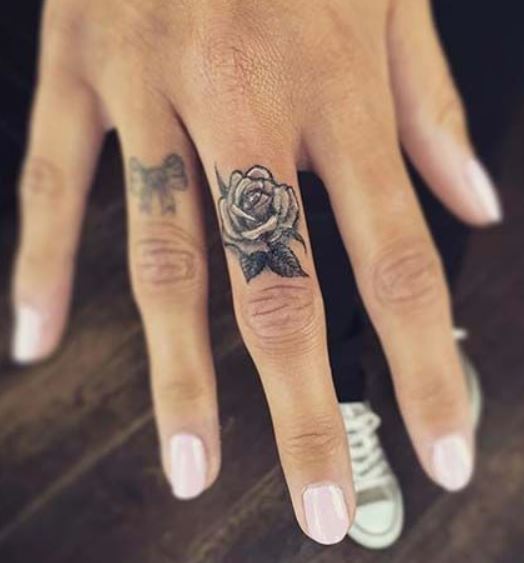 Piccoli tatuaggi sulle dita della mano