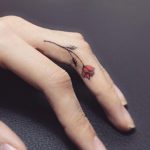 Piccolo tatuaggio colorato sulle mani