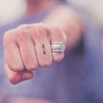 Piccolo tatuaggio freccia sulle dita della mano