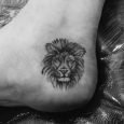 Piccolo tatuaggio leone sul piede