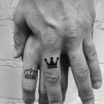 Tatuaggi di coppia sulle dita della mano