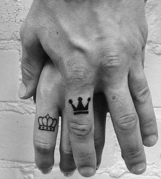 Tatuaggi di coppia sulle dita della mano