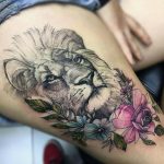 Tatuaggio Leone colorato sulla coscia