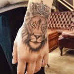 Tatuaggio Leone con corona