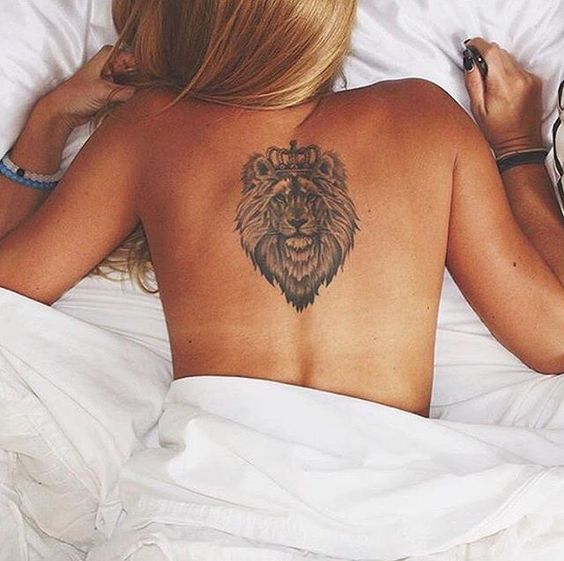 Tatuaggio Leone con corona sulla schiena