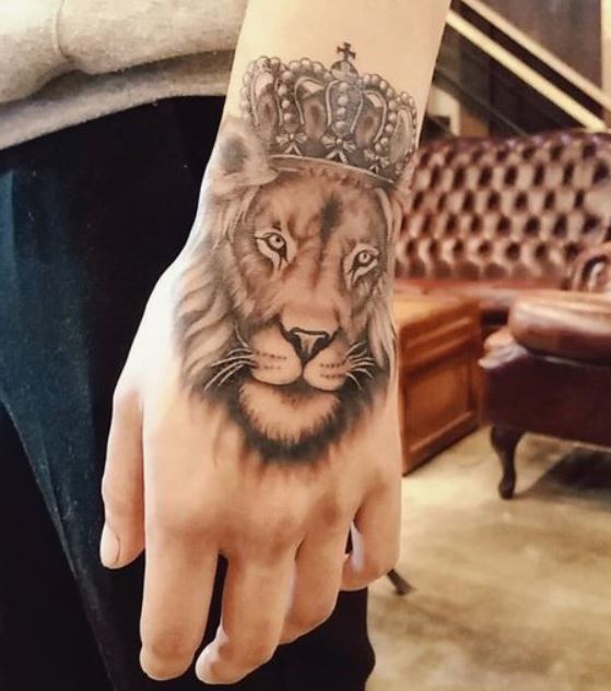 Tatuaggio Leone con corona