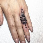 Tatuaggio Mandala sulle dita della mano