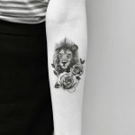 Tatuaggio Testa di Leone con fiori sul braccio donna
