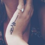 Tatuaggio Unalome sulla mano