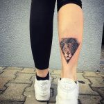 Tatuaggio geometrico Leone sul polpaccio