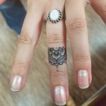 Tatuaggio mezzo mandala sulla mano