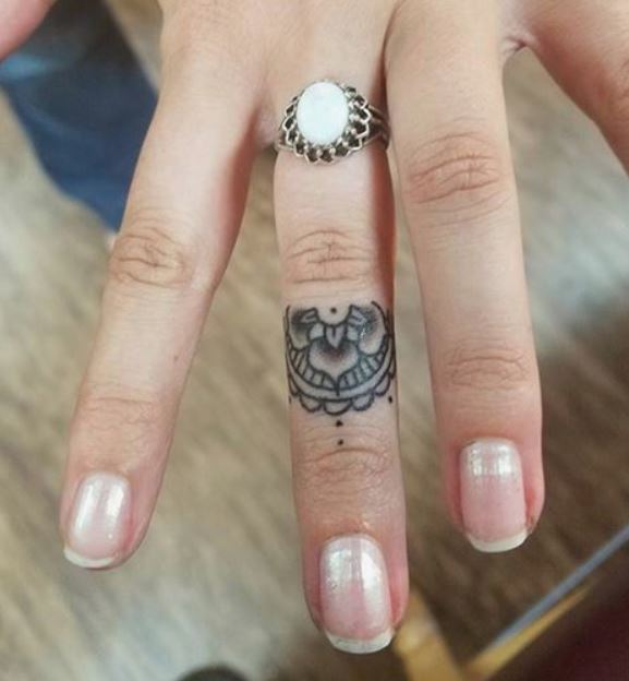 Tatuaggio mezzo mandala sulla mano