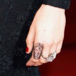 Tatuaggio piccolo Leone sul dito della mano